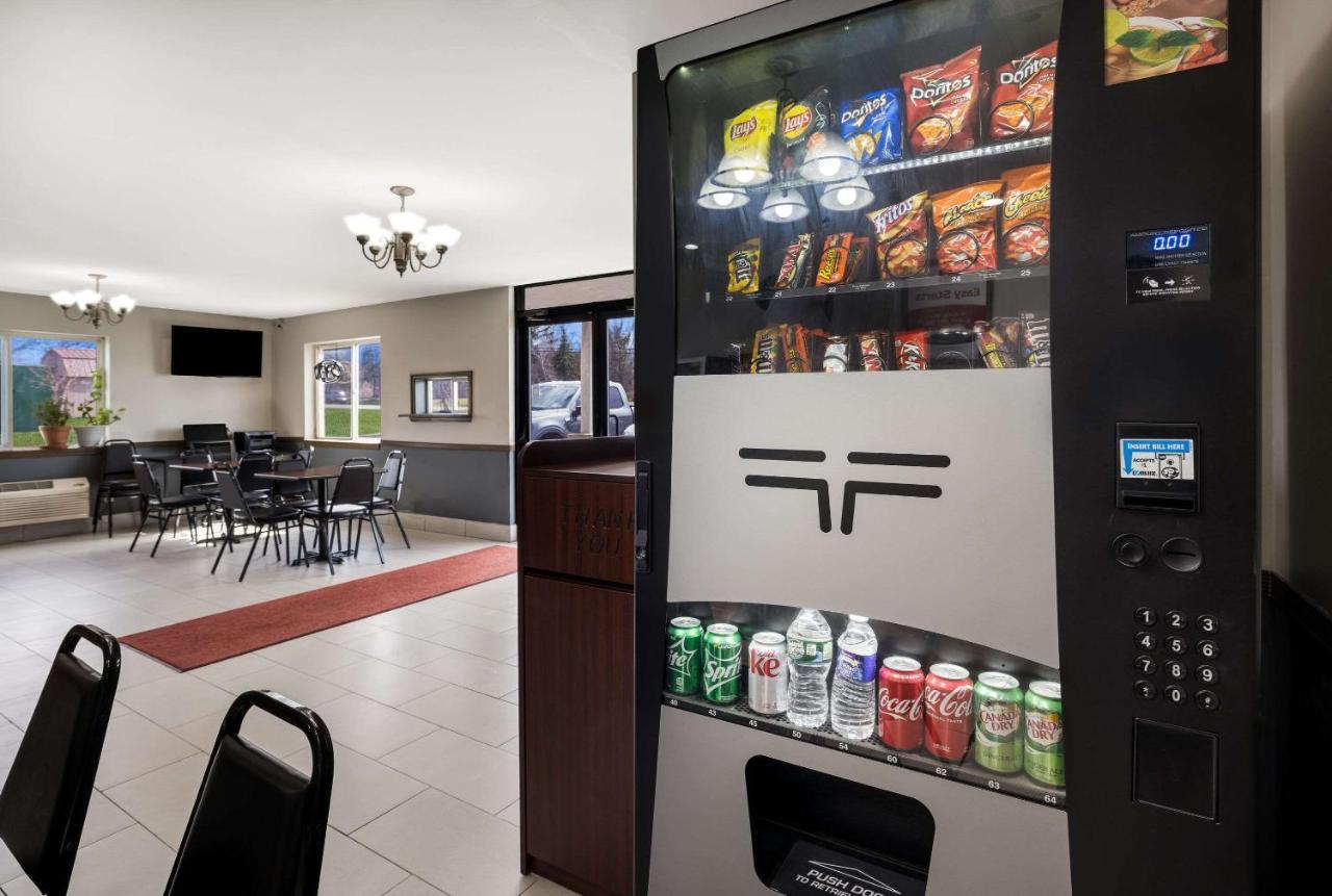 Econo Lodge Inn & Suites Canandaigua Bagian luar foto