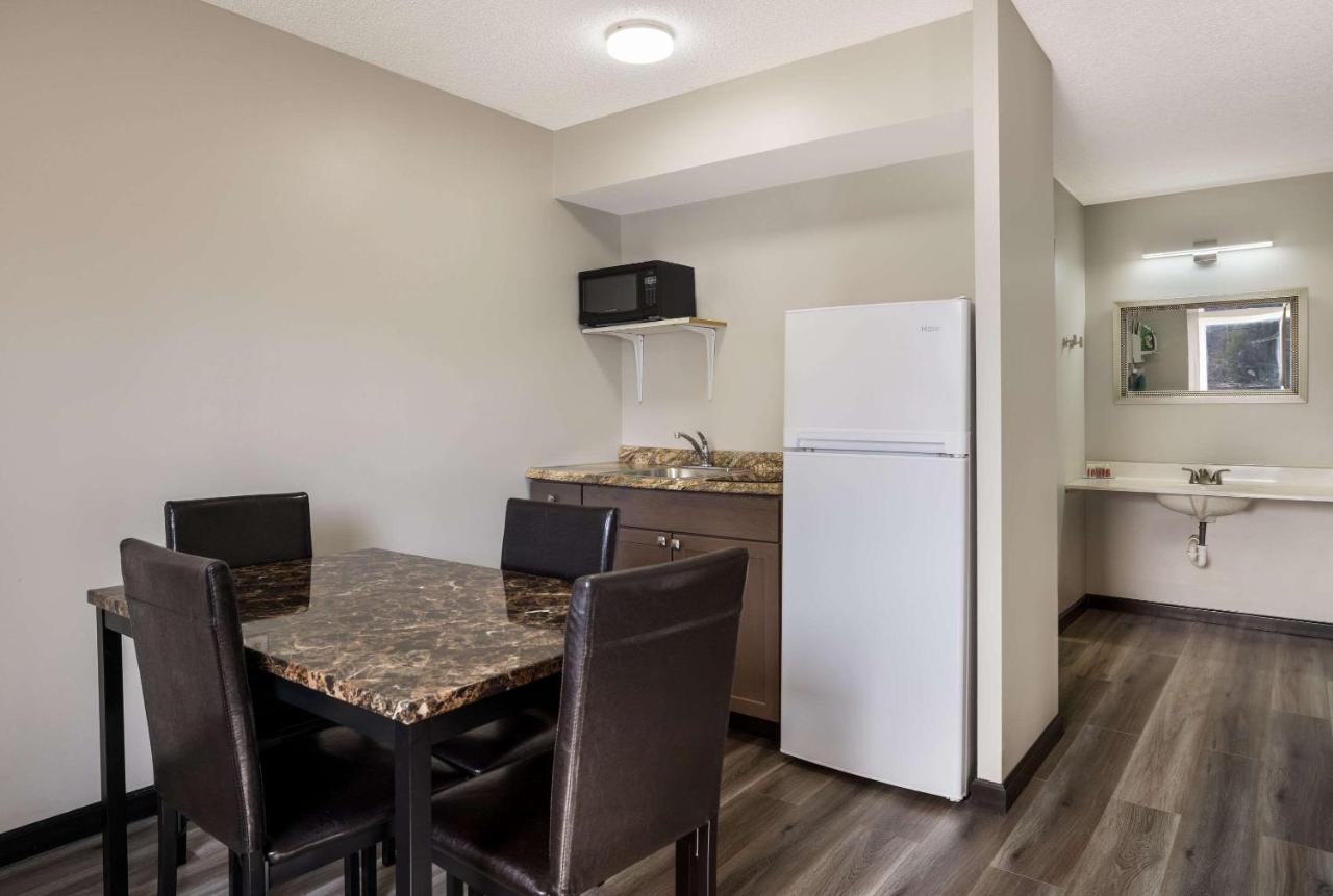 Econo Lodge Inn & Suites Canandaigua Bagian luar foto