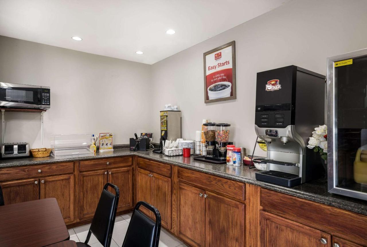 Econo Lodge Inn & Suites Canandaigua Bagian luar foto