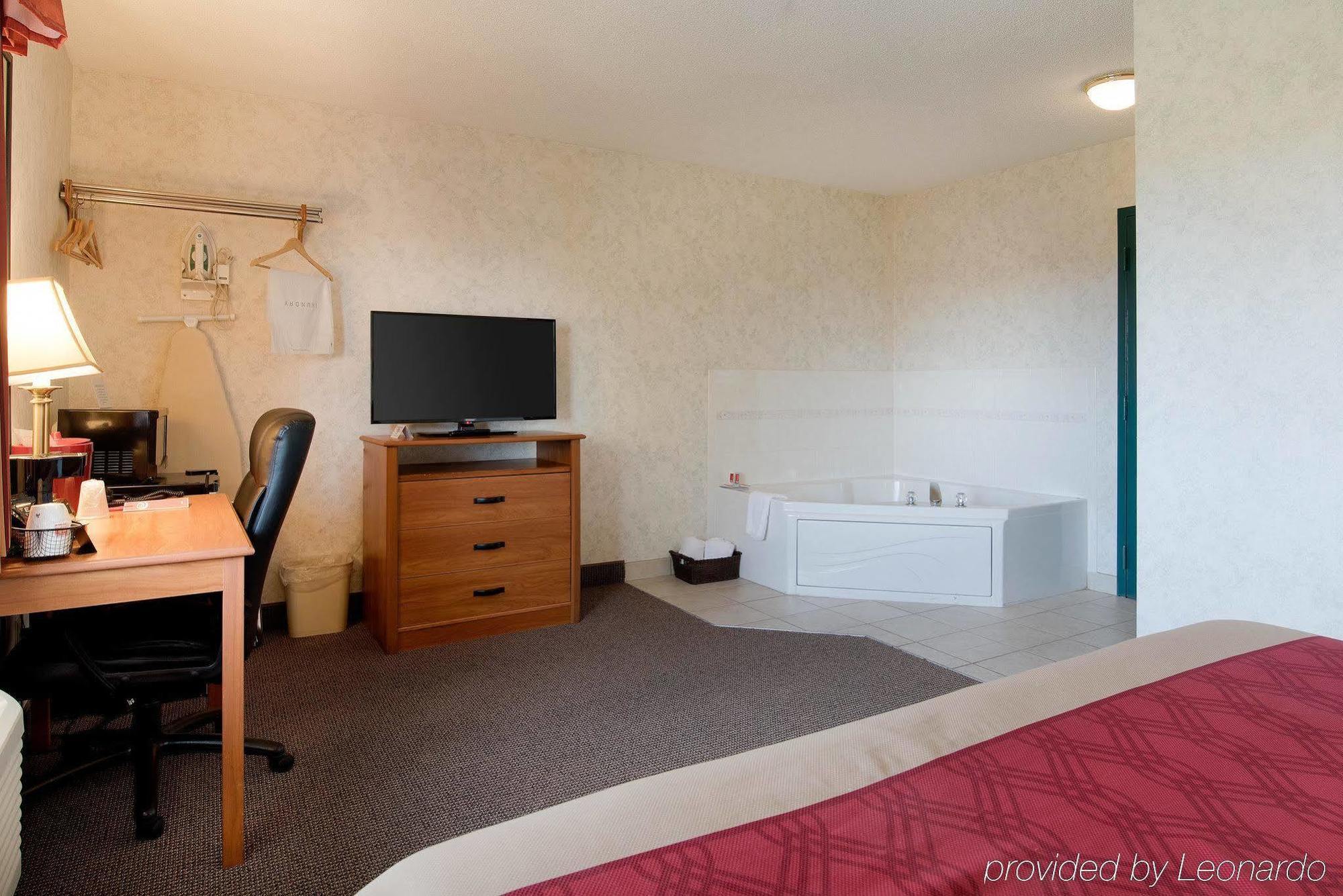 Econo Lodge Inn & Suites Canandaigua Bagian luar foto